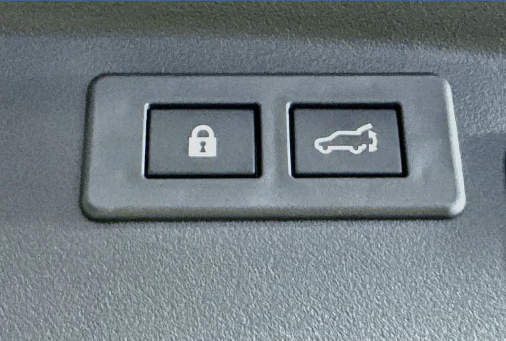 Subaru Outback Premium AWD 2026 — side view