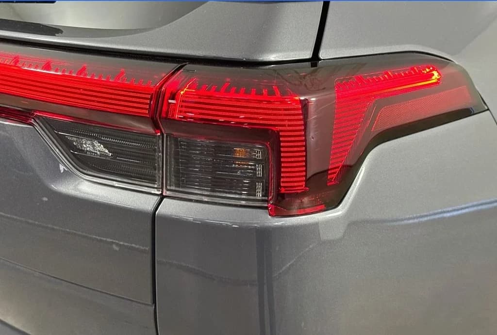 Subaru Outback Premium AWD 2026 — side view