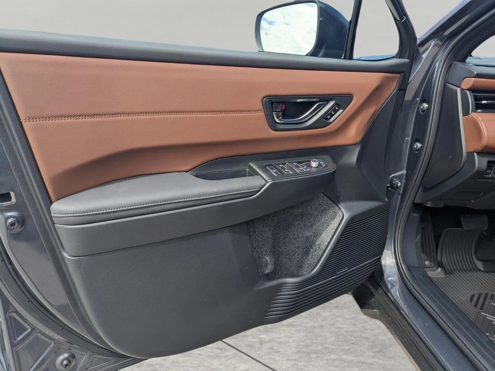 Subaru Outback Touring AWD 2026 — side view