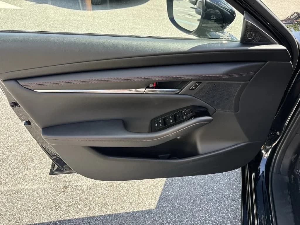 Mazda Mazda3 Sedan 2.5 S Carbon Edition AWD 2026 — side view