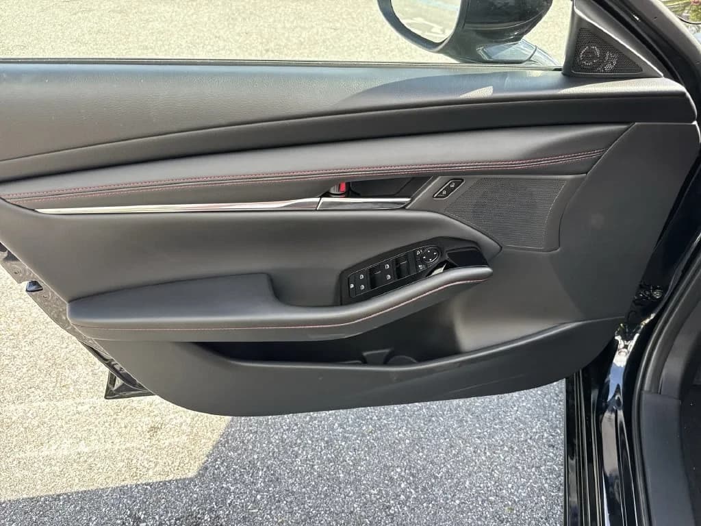Mazda Mazda3 Sedan 2.5 S Carbon Edition AWD 2026 — side view