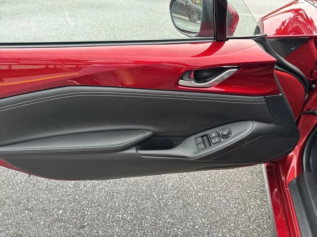 Mazda MX-5 Miata Grand Touring Auto 2026 — side view