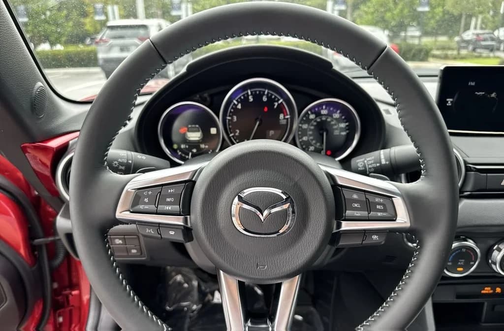 Mazda MX-5 Miata Grand Touring Auto 2026 — side view