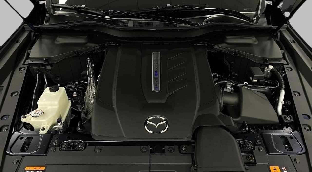 Mazda CX-90 PHEV Preferred Package AWD 2025 — side view