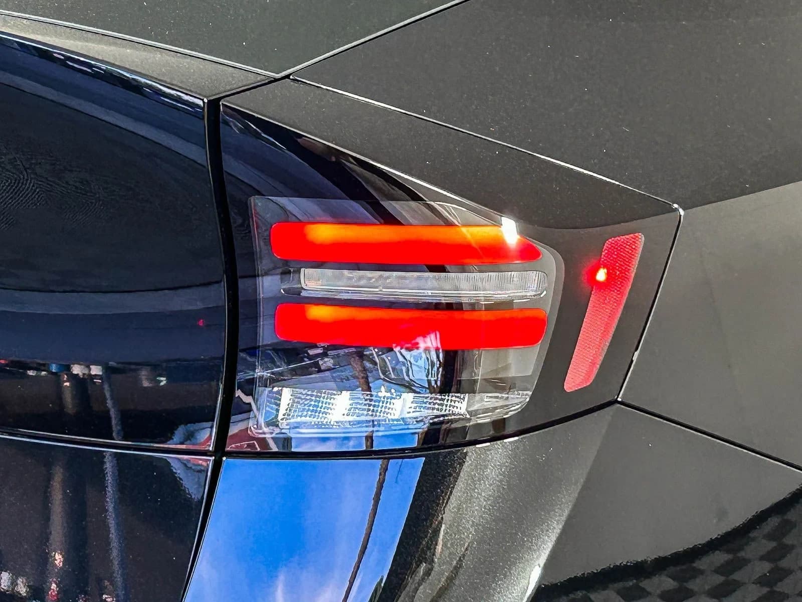 Nissan LEAF S FWD 2026 — side view