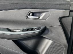 Nissan LEAF S FWD 2026 — side view