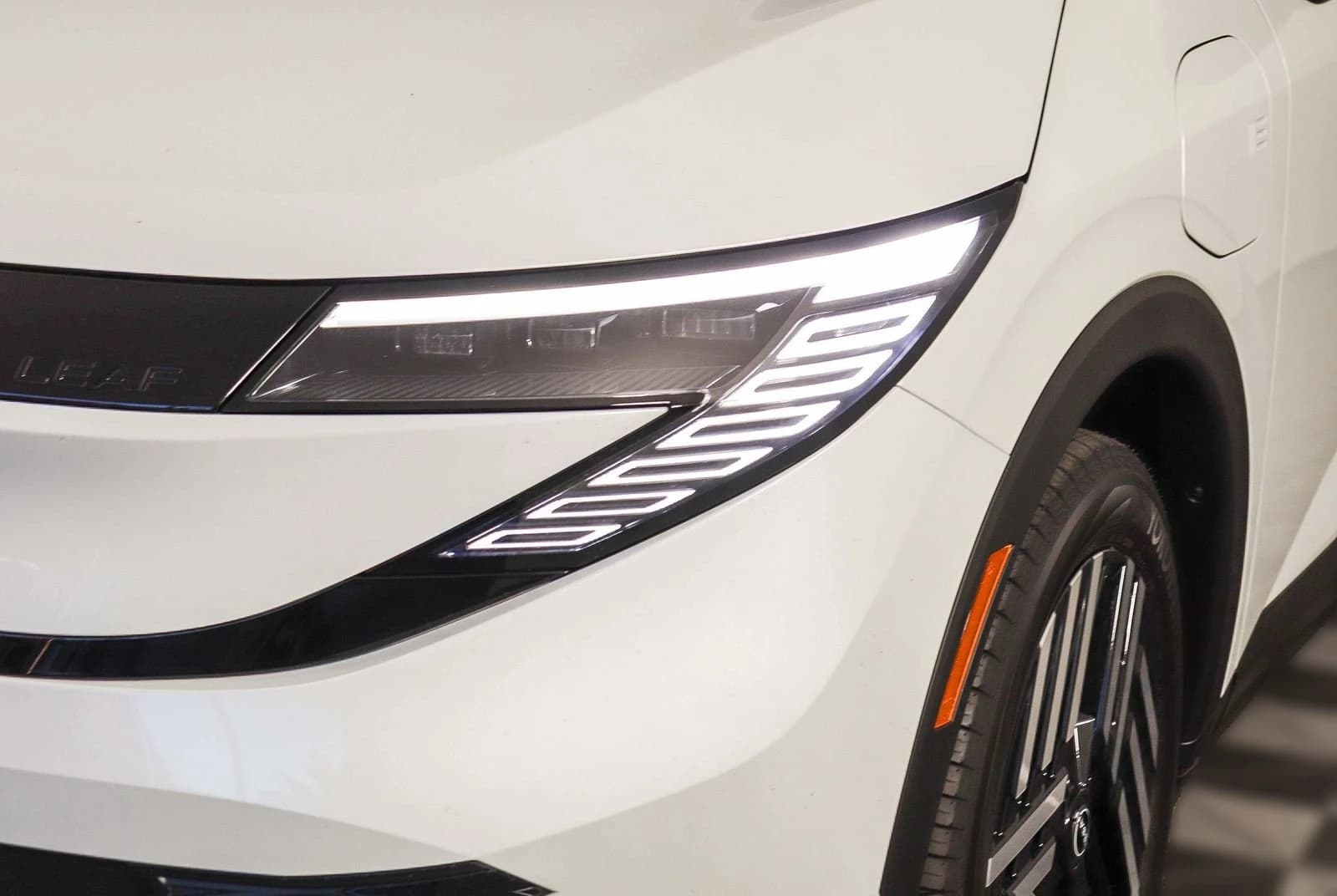 Nissan LEAF SV+ FWD 2026 — side view