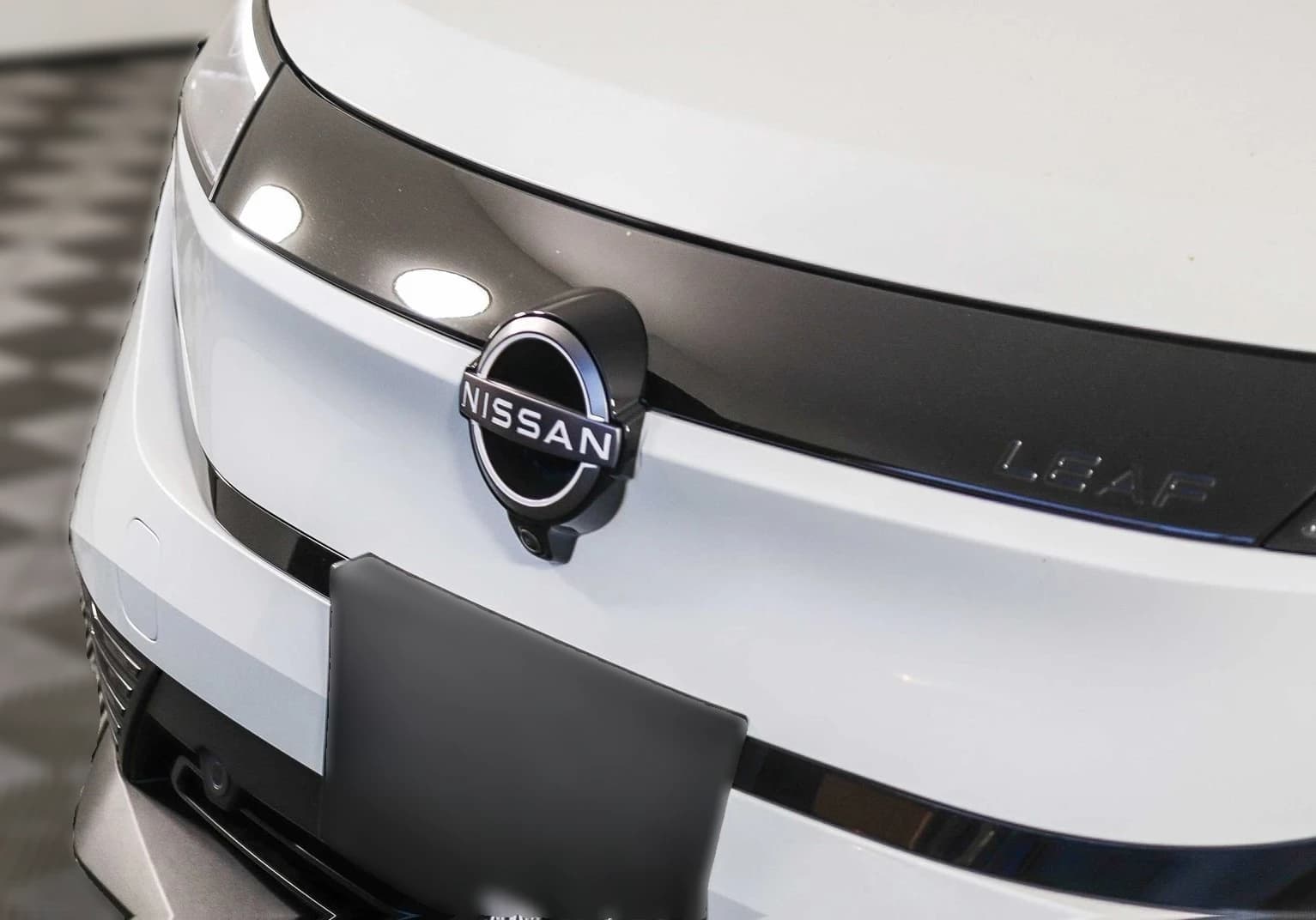 Nissan LEAF SV+ FWD 2026 — side view
