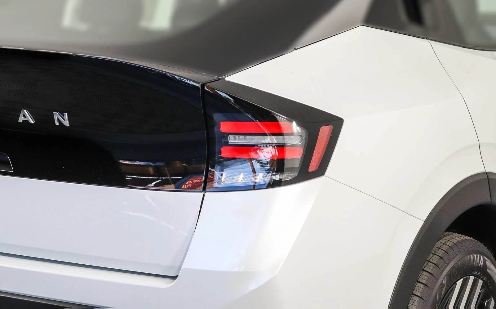 Nissan LEAF SV+ FWD 2026 — side view