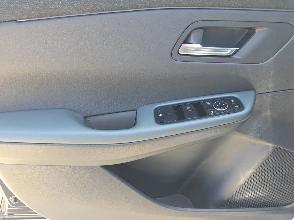 Nissan LEAF SV+ FWD 2026 — side view