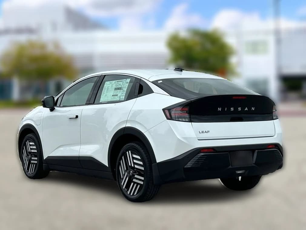 Nissan LEAF SV+ FWD 2026 — side view