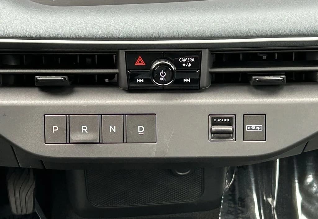 Nissan LEAF SV+ FWD 2026 — side view