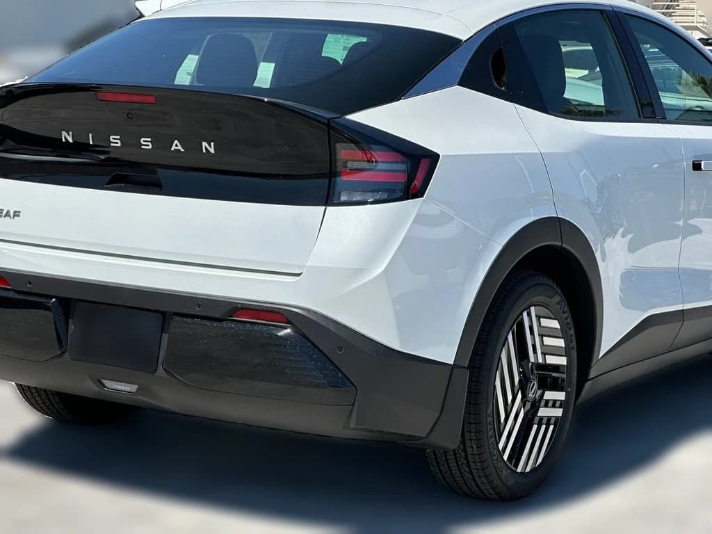 Nissan LEAF SV+ FWD 2026 — side view