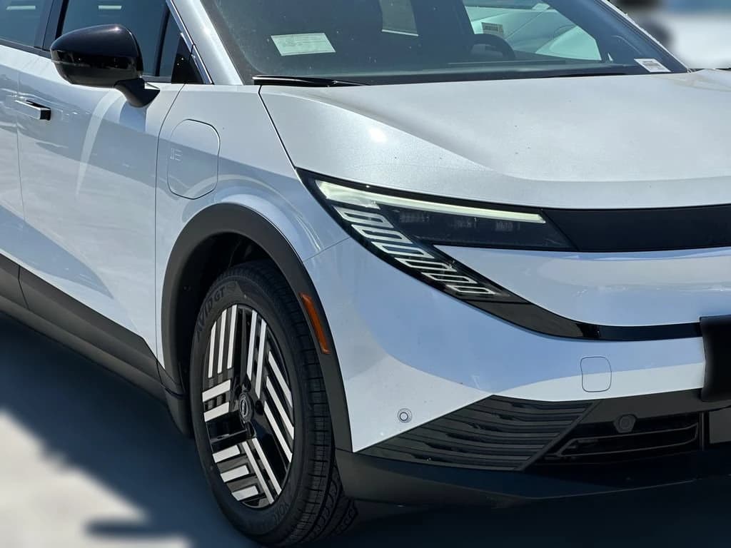 Nissan LEAF SV+ FWD 2026 — side view