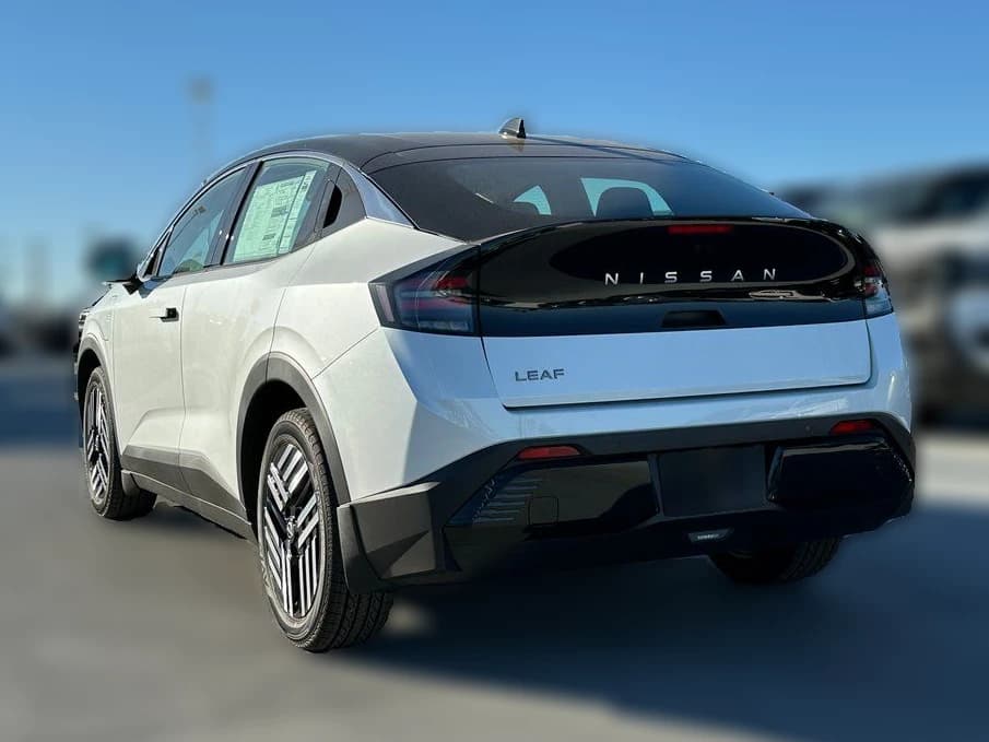 Nissan LEAF SV+ FWD 2026 — side view