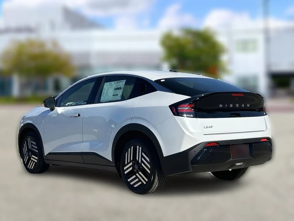 Nissan LEAF SV+ FWD 2026 — side view
