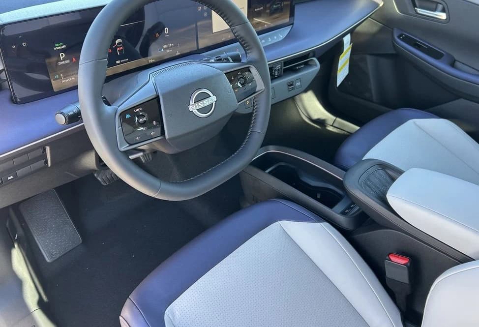 Nissan LEAF SV+ FWD 2026 — side view