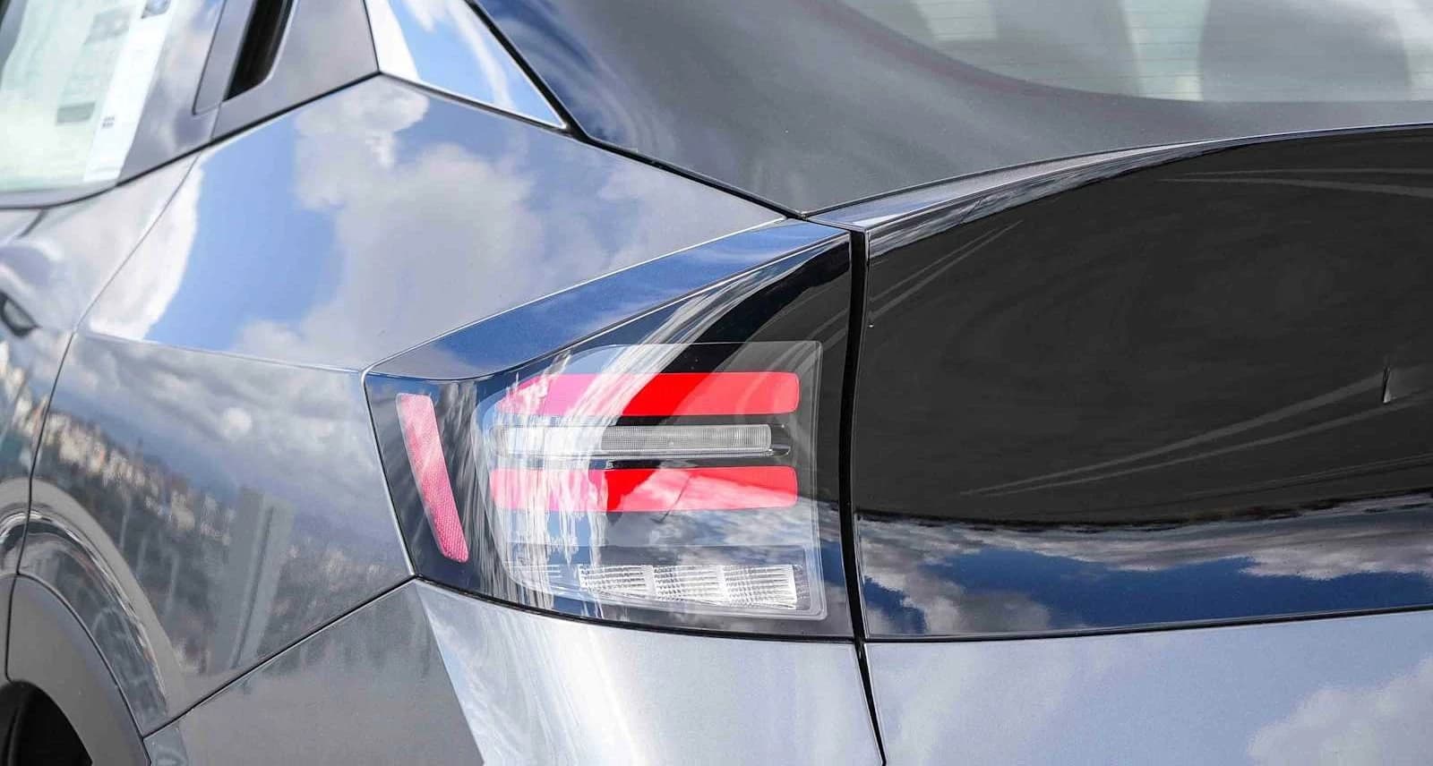 Nissan LEAF SV+ FWD 2026 — side view