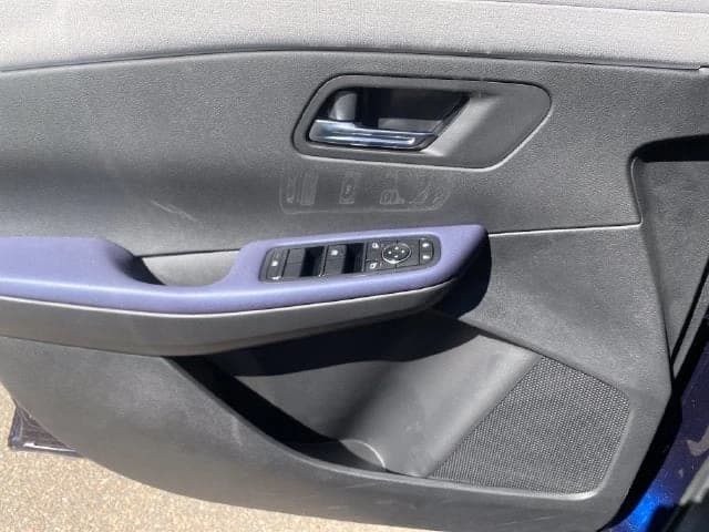 Nissan LEAF SV+ FWD 2026 — side view