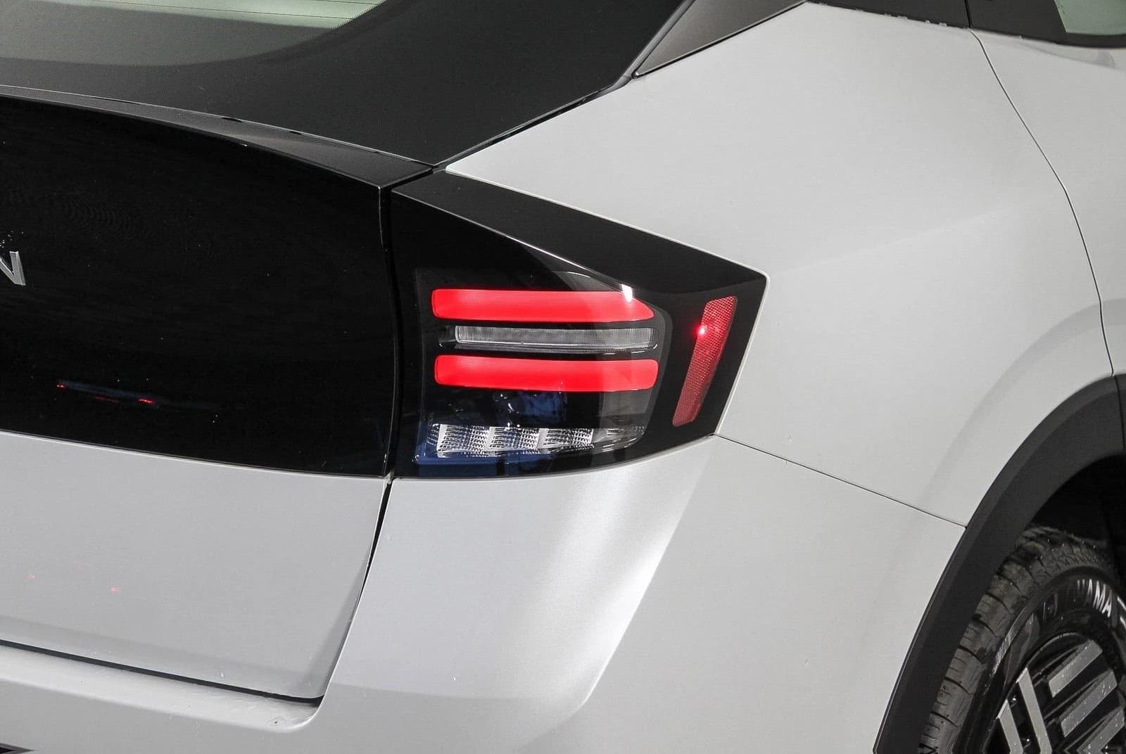 Nissan LEAF SV+ FWD 2026 — side view