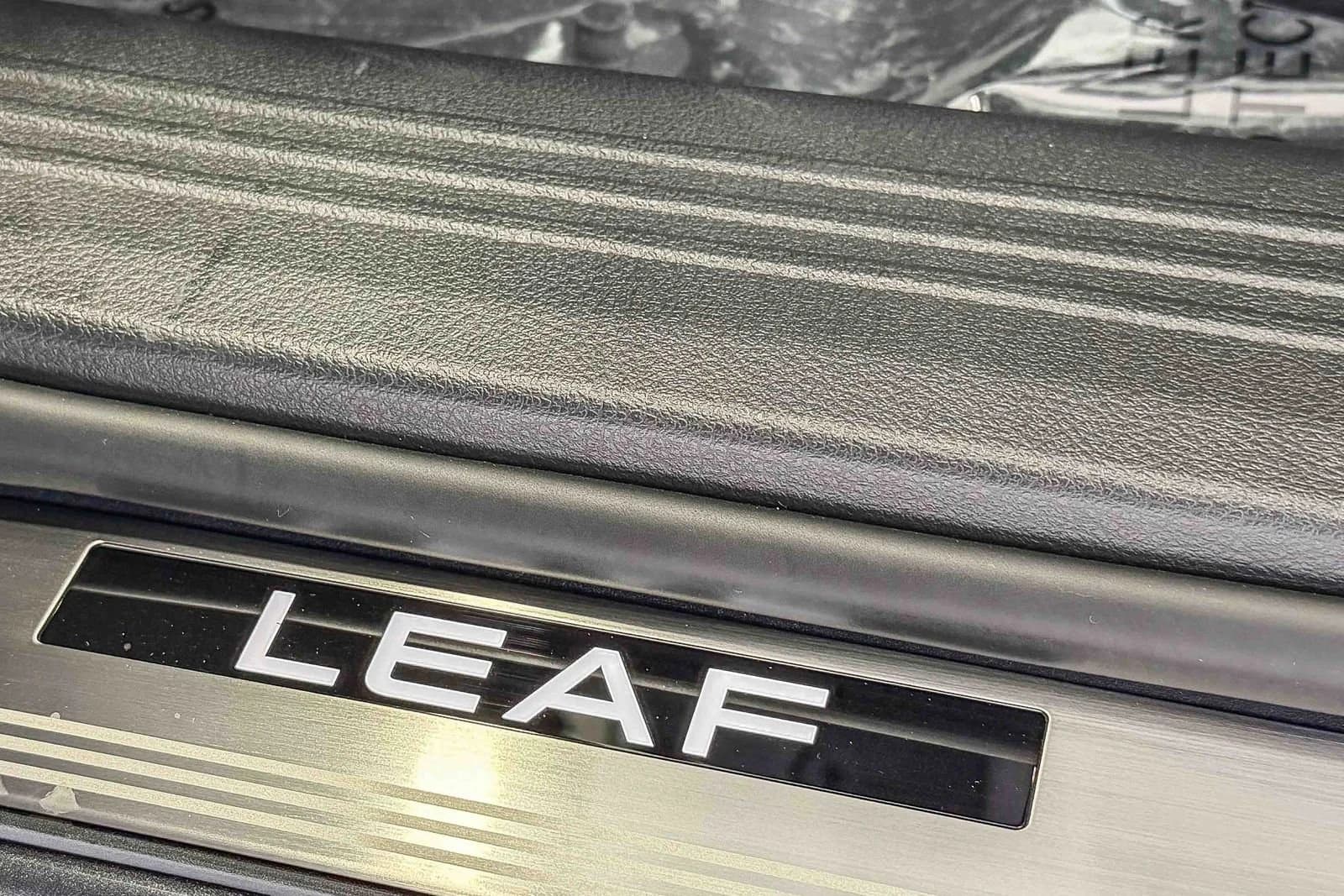 Nissan LEAF SV+ FWD 2026 — side view
