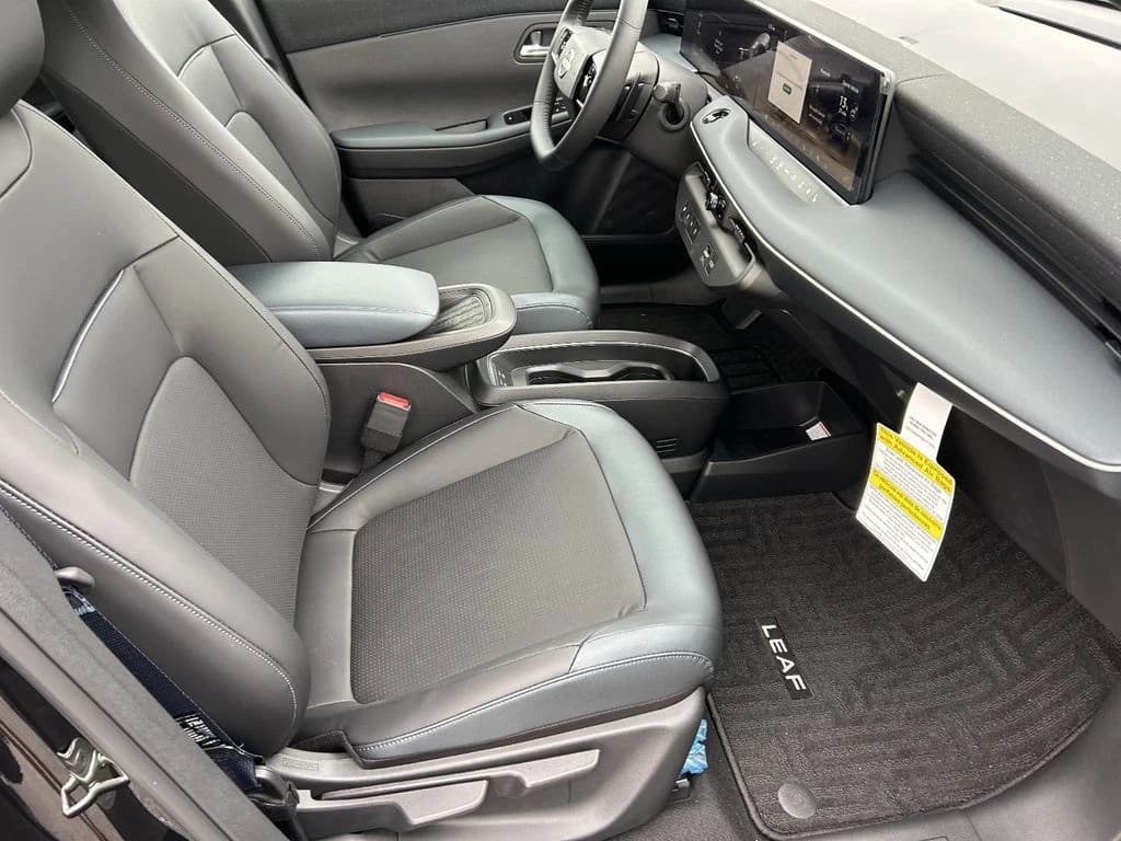 Nissan LEAF SV+ FWD 2026 — side view