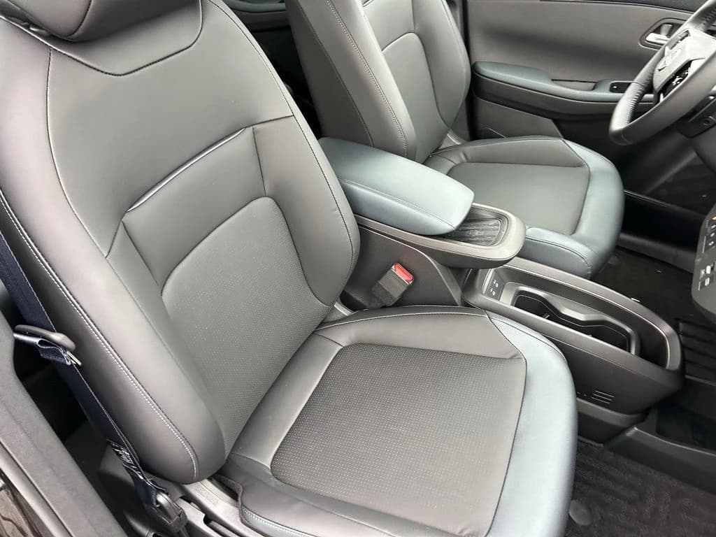 Nissan LEAF SV+ FWD 2026 — side view