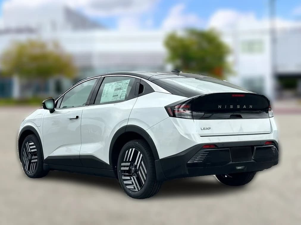 Nissan LEAF SV+ FWD 2026 — side view