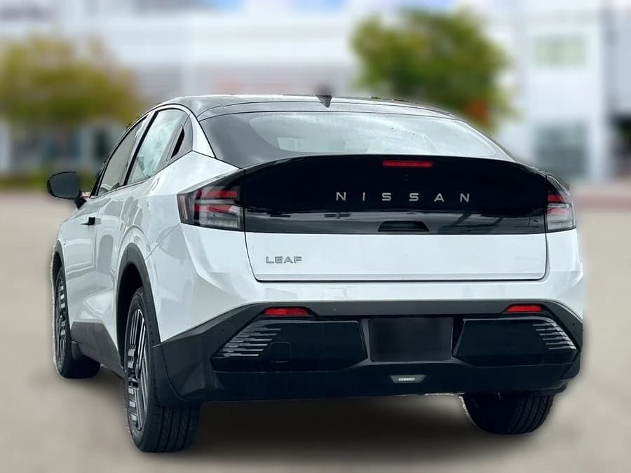 Nissan LEAF SV+ FWD 2026 — side view