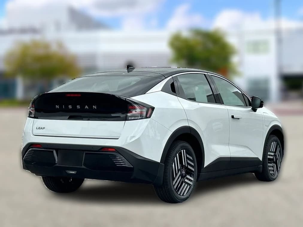 Nissan LEAF SV+ FWD 2026 — side view