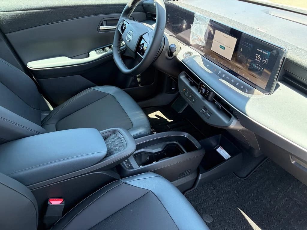 Nissan LEAF SV+ FWD 2026 — side view