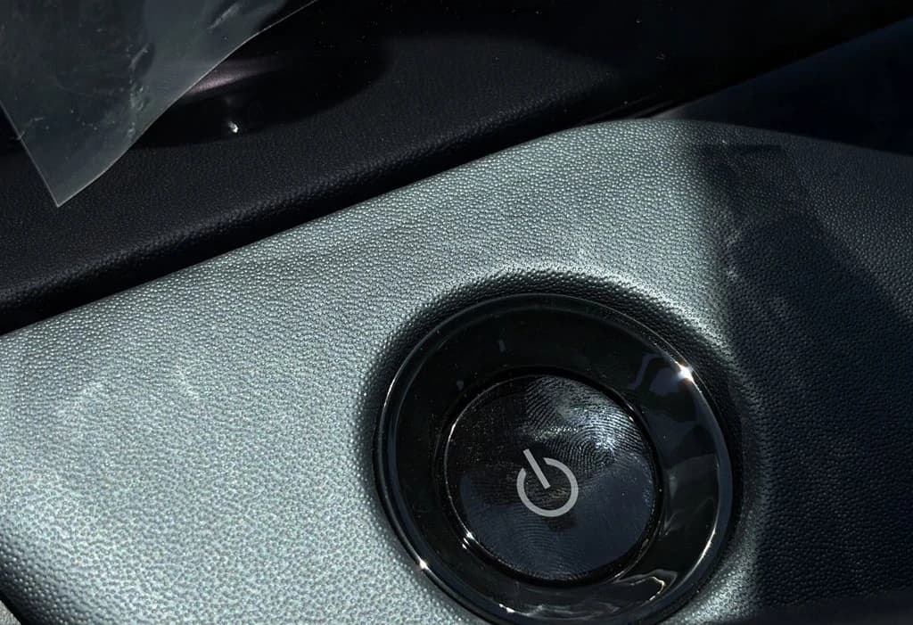 Nissan LEAF SV+ FWD 2026 — side view