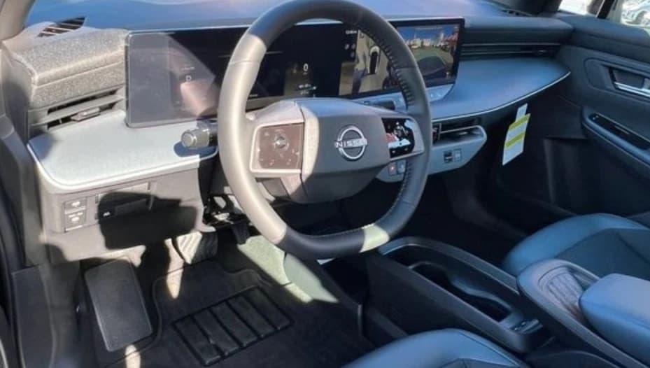 Nissan LEAF SV+ FWD 2026 — side view