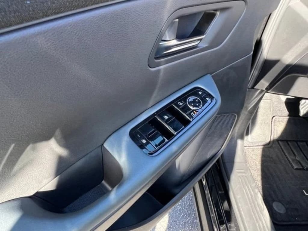 Nissan LEAF SV+ FWD 2026 — side view