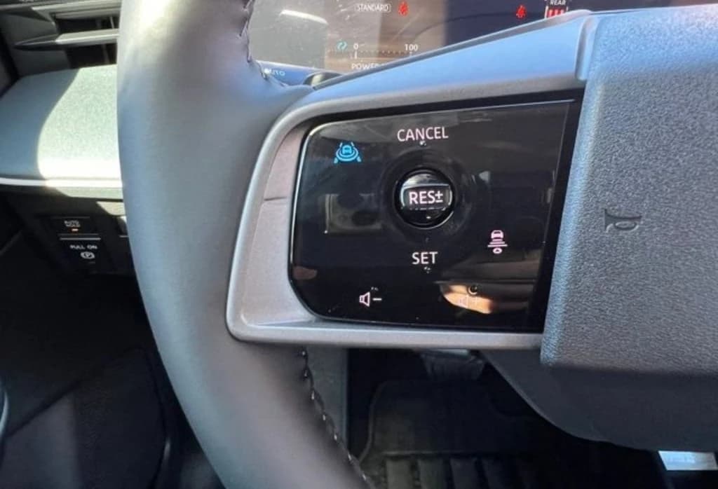 Nissan LEAF SV+ FWD 2026 — side view