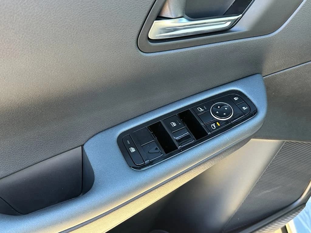 Nissan LEAF SV+ FWD 2026 — side view