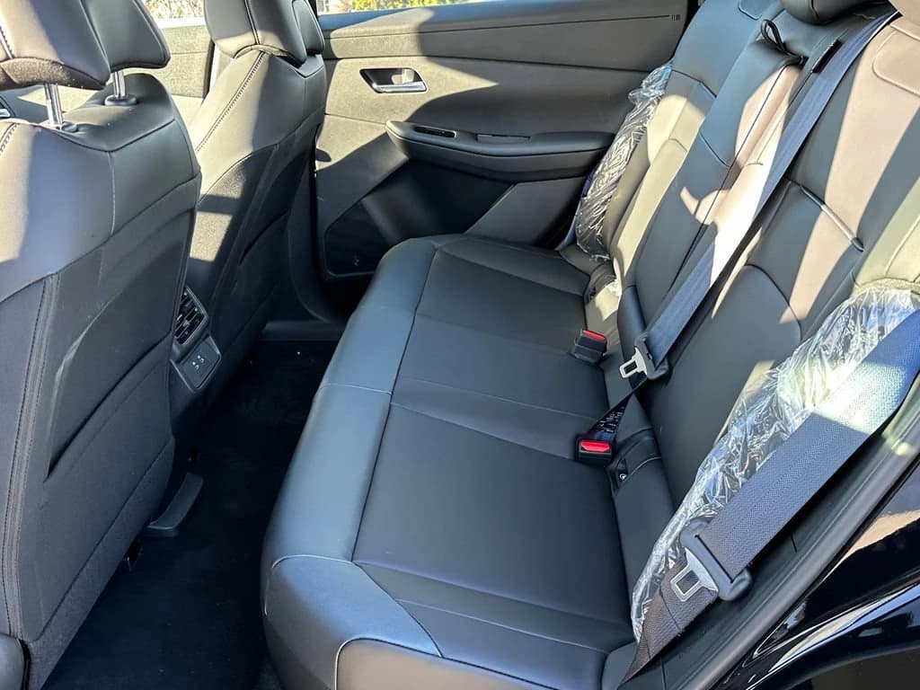 Nissan LEAF SV+ FWD 2026 — side view