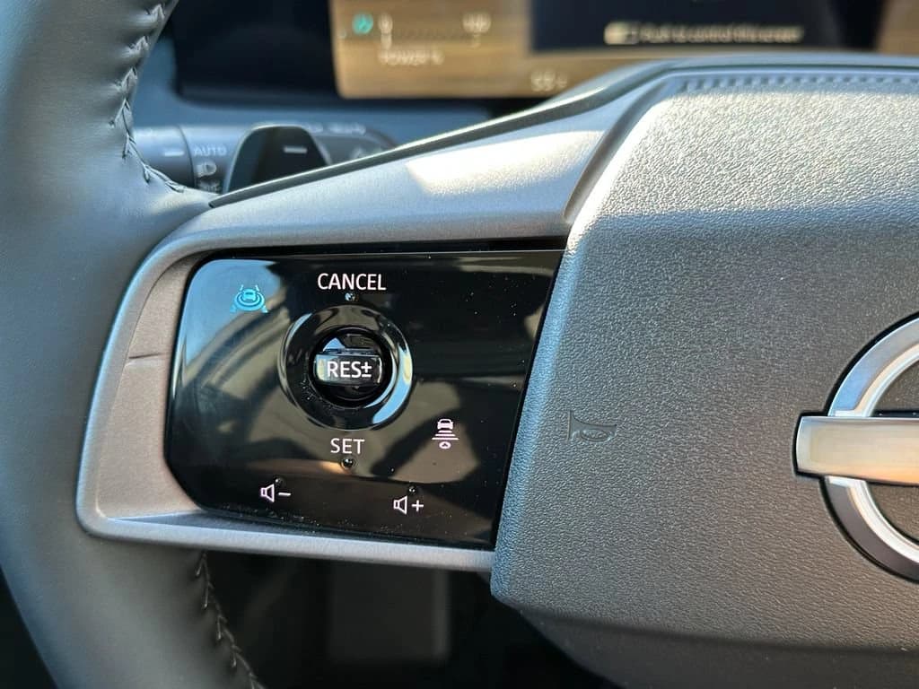 Nissan LEAF SV+ FWD 2026 — side view