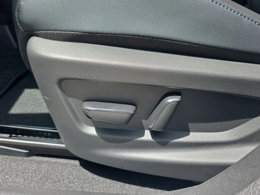 Nissan LEAF SV+ FWD 2026 — side view