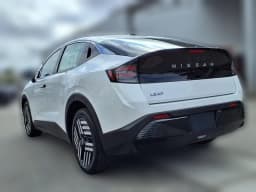Nissan LEAF SV+ FWD 2026 — side view