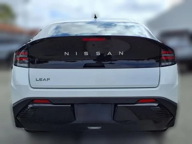 Nissan LEAF SV+ FWD 2026 — side view