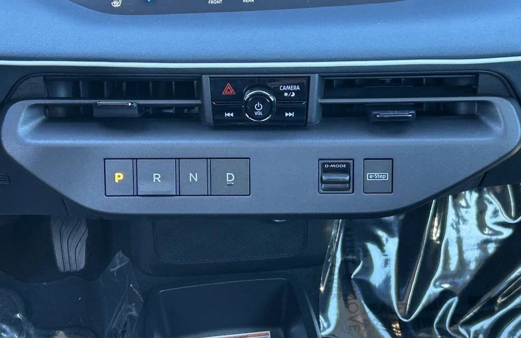 Nissan LEAF SV+ FWD 2026 — side view