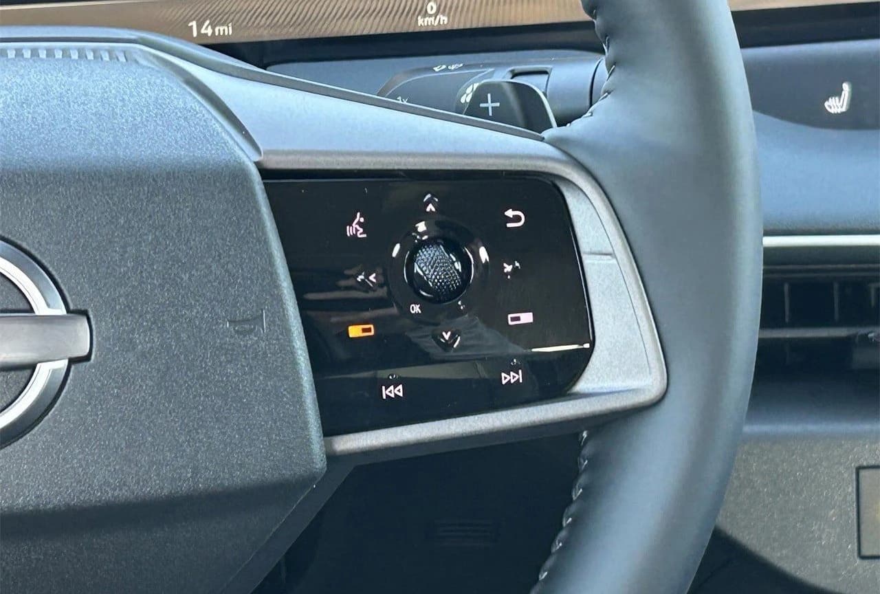 Nissan LEAF SV+ FWD 2026 — side view
