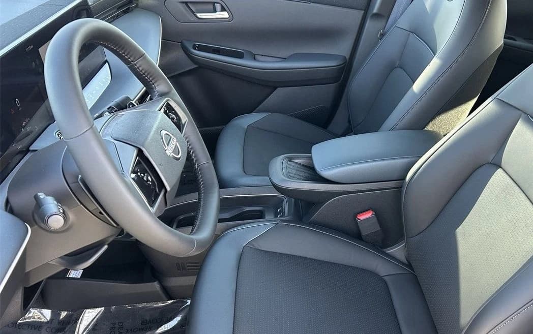 Nissan LEAF SV+ FWD 2026 — side view