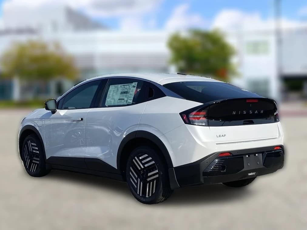 Nissan LEAF SV+ FWD 2026 — side view