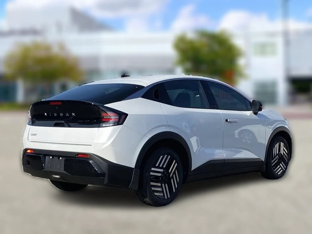 Nissan LEAF SV+ FWD 2026 — side view