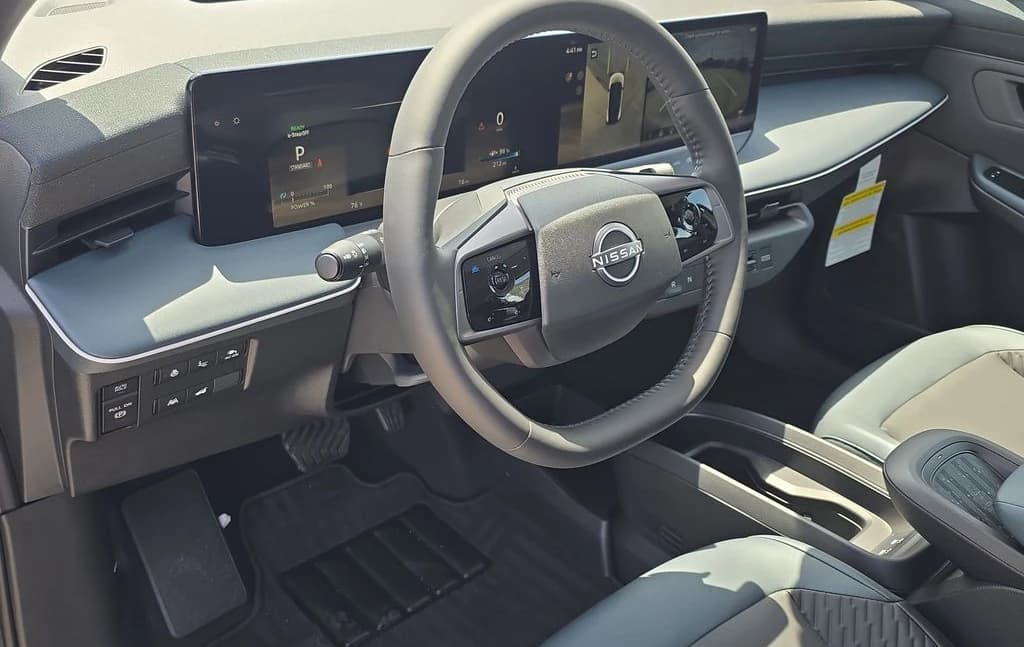 Nissan LEAF PLATINUM+ FWD 2026 — side view