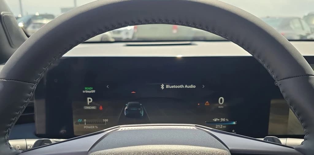 Nissan LEAF PLATINUM+ FWD 2026 — side view