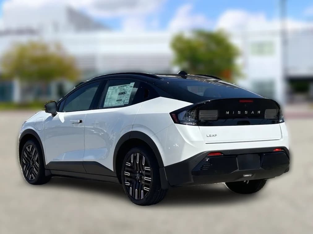 Nissan LEAF PLATINUM+ FWD 2026 — side view
