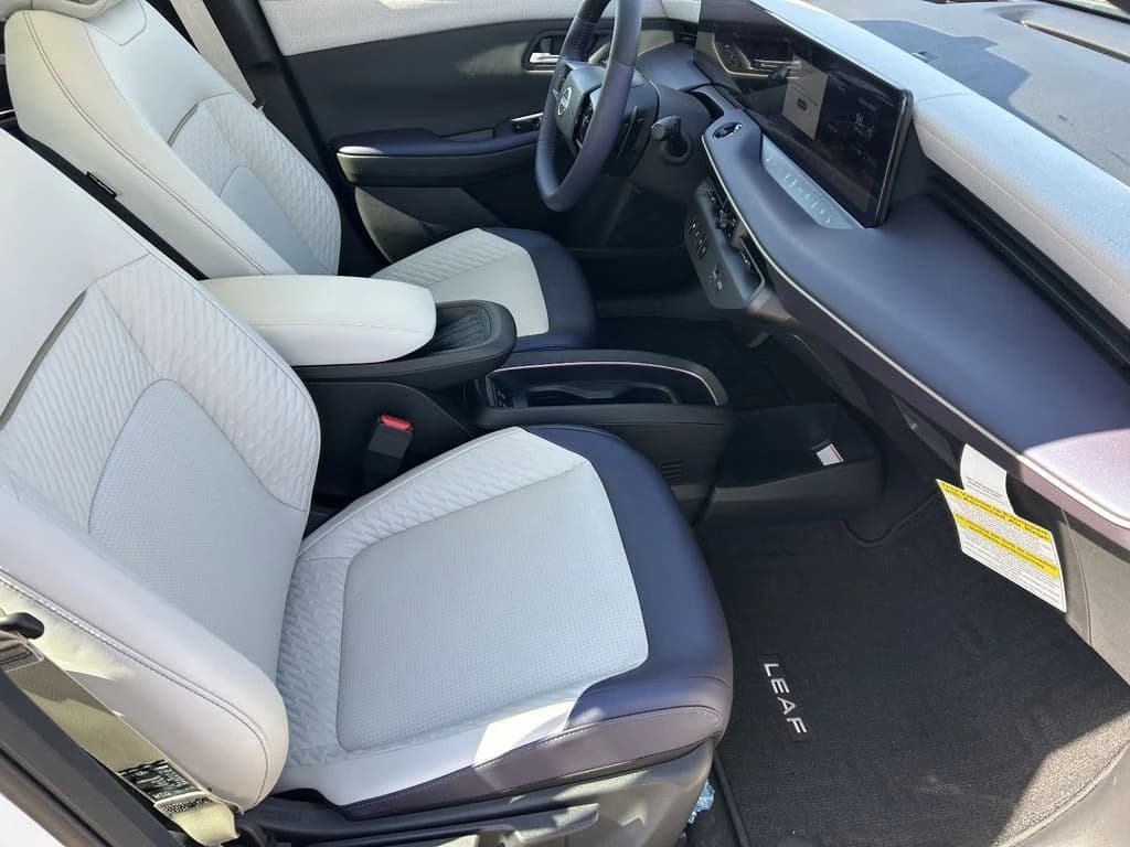 Nissan LEAF PLATINUM+ FWD 2026 — side view